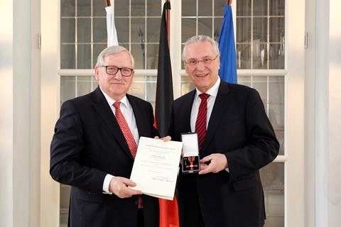 Towards entry "Prof. Neuhaus receives Federal Cross of Merit"